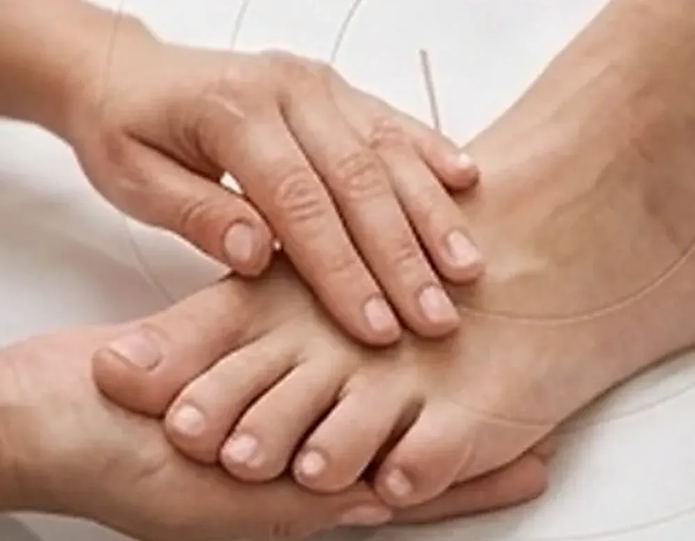 Profissional inspecionando o pé de uma pessoa em atendimento preventivo