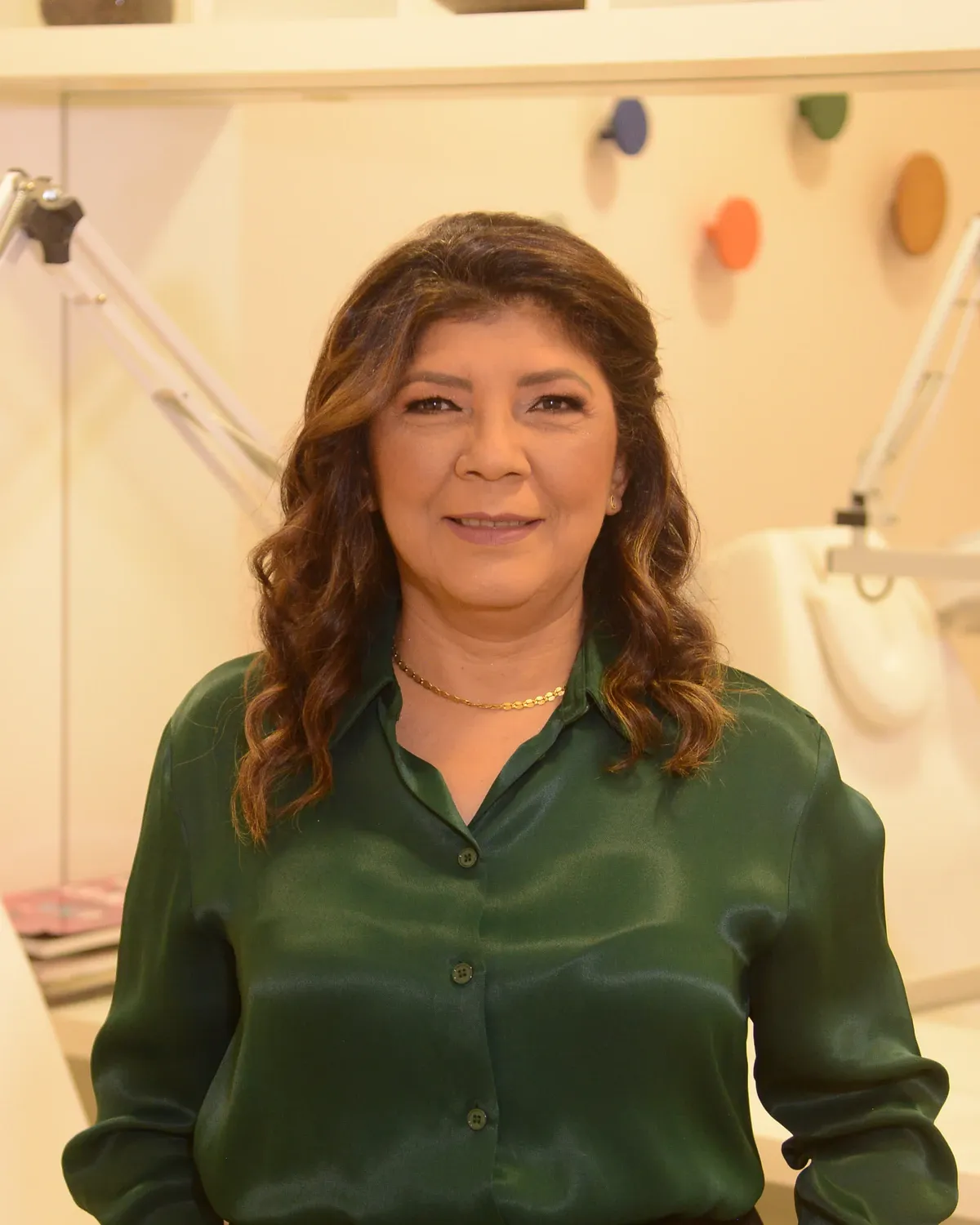 Janete Azevedo, podóloga da Spés, sorrindo em uma das cabines de atendimento da clínica