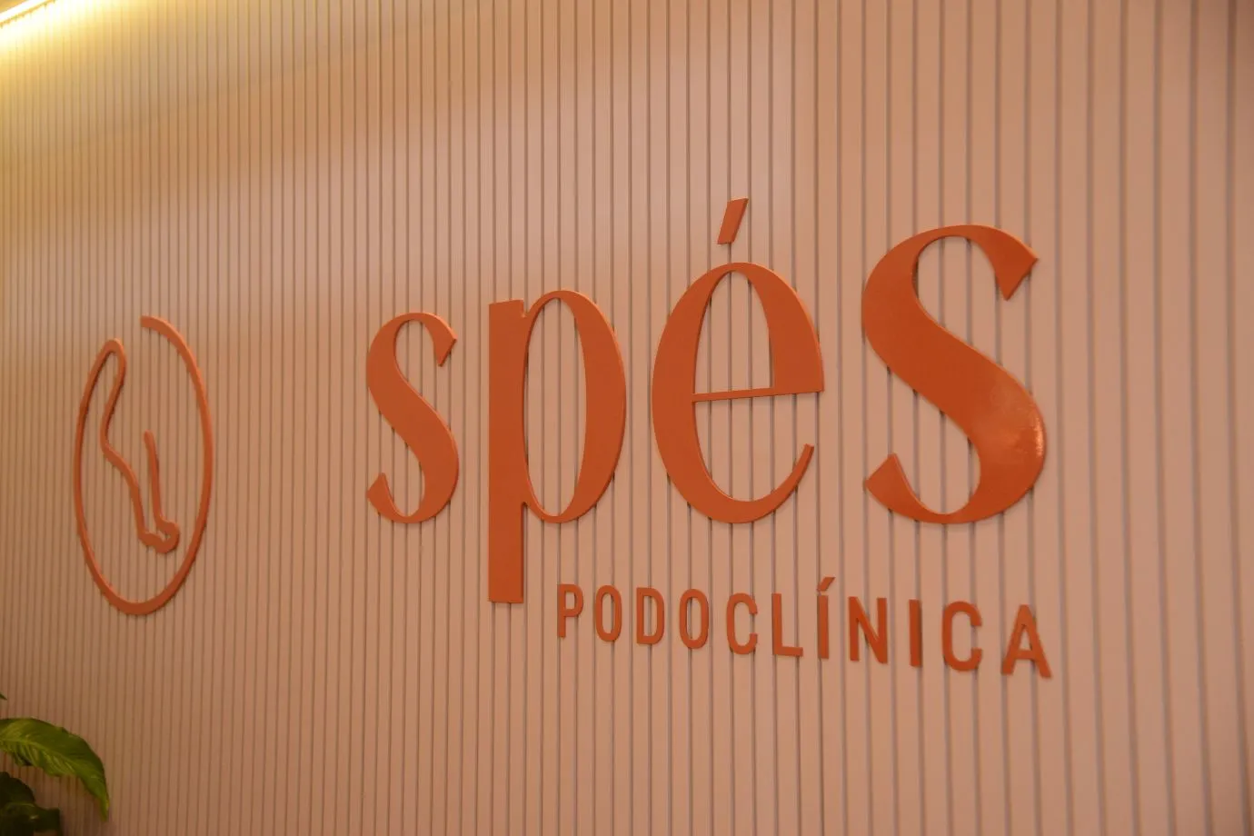 Letreiro da Spés Podoclínica na parede da recepção