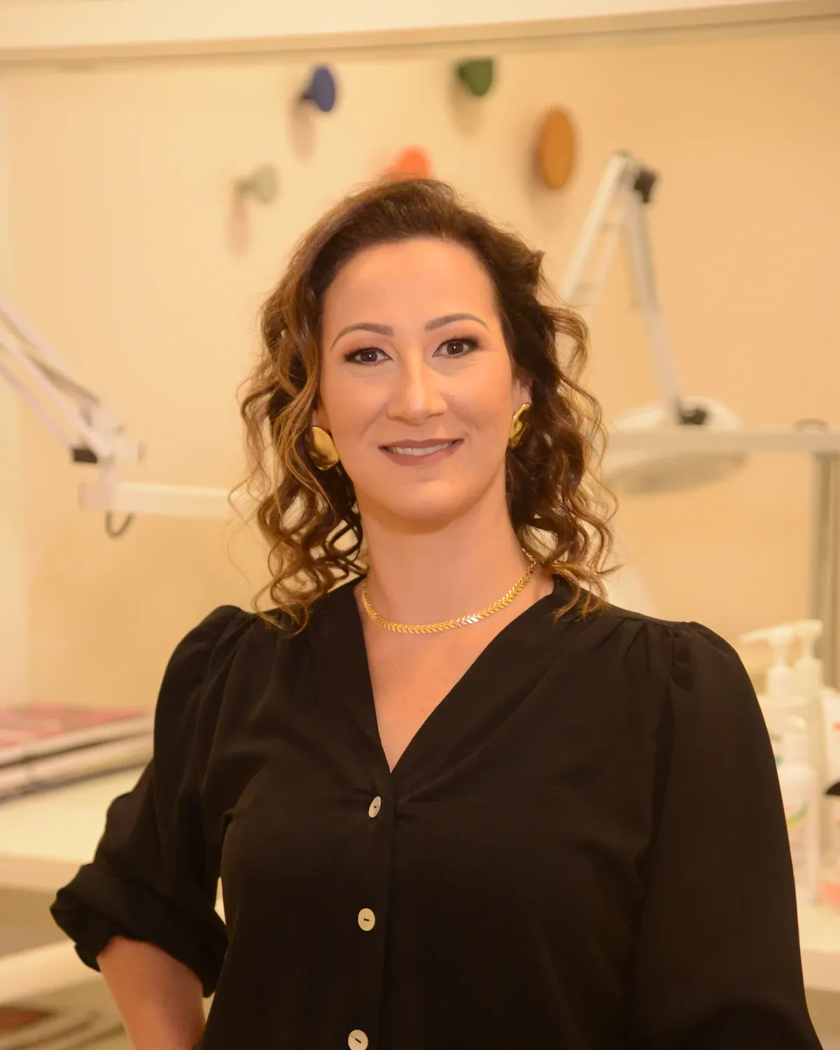 Lucinéia Saito, podóloga da Spés, sorrindo em uma das cabines de atendimento da clínica