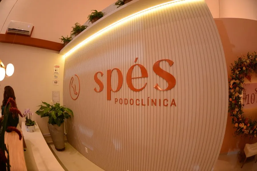 Recepção da Spés Podoclínica, com o letreiro da marca ao fundo